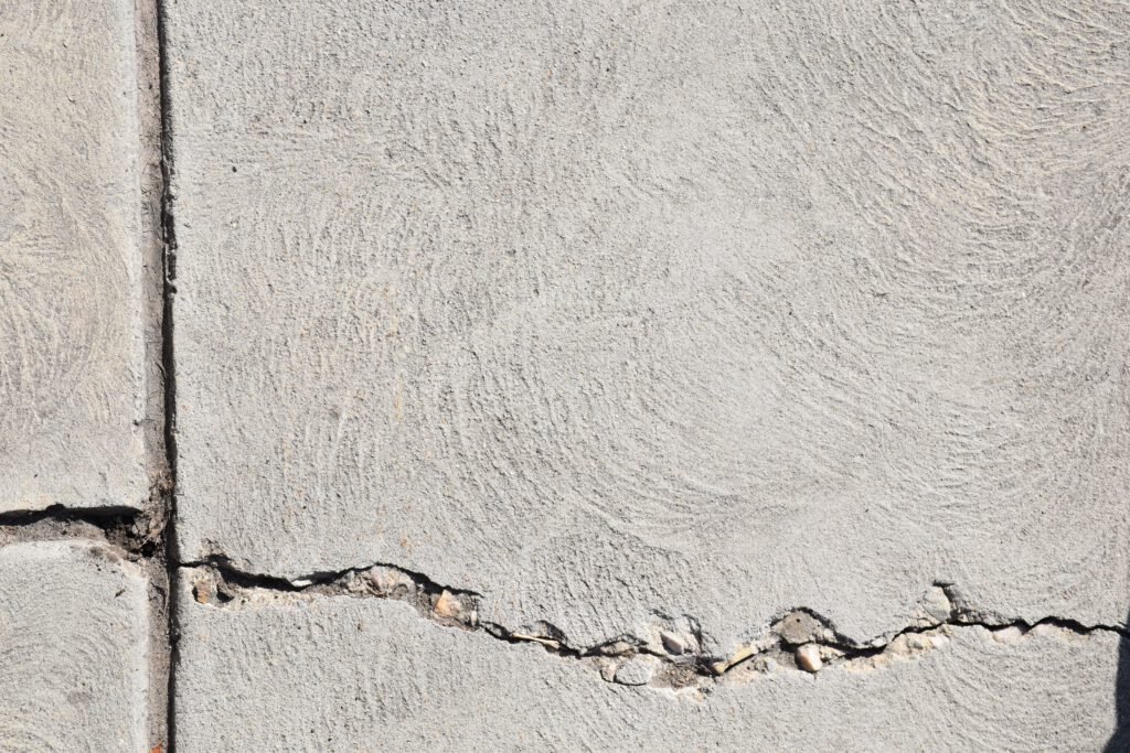 Fissure-Mur-Beton-Expertise-Bâtiment-PACA Gros plan sur une fissure importante dans un mur en béton, montrant les signes d'un désordre structurel nécessitant une expertise bâtiment dans le Var et en PACA.