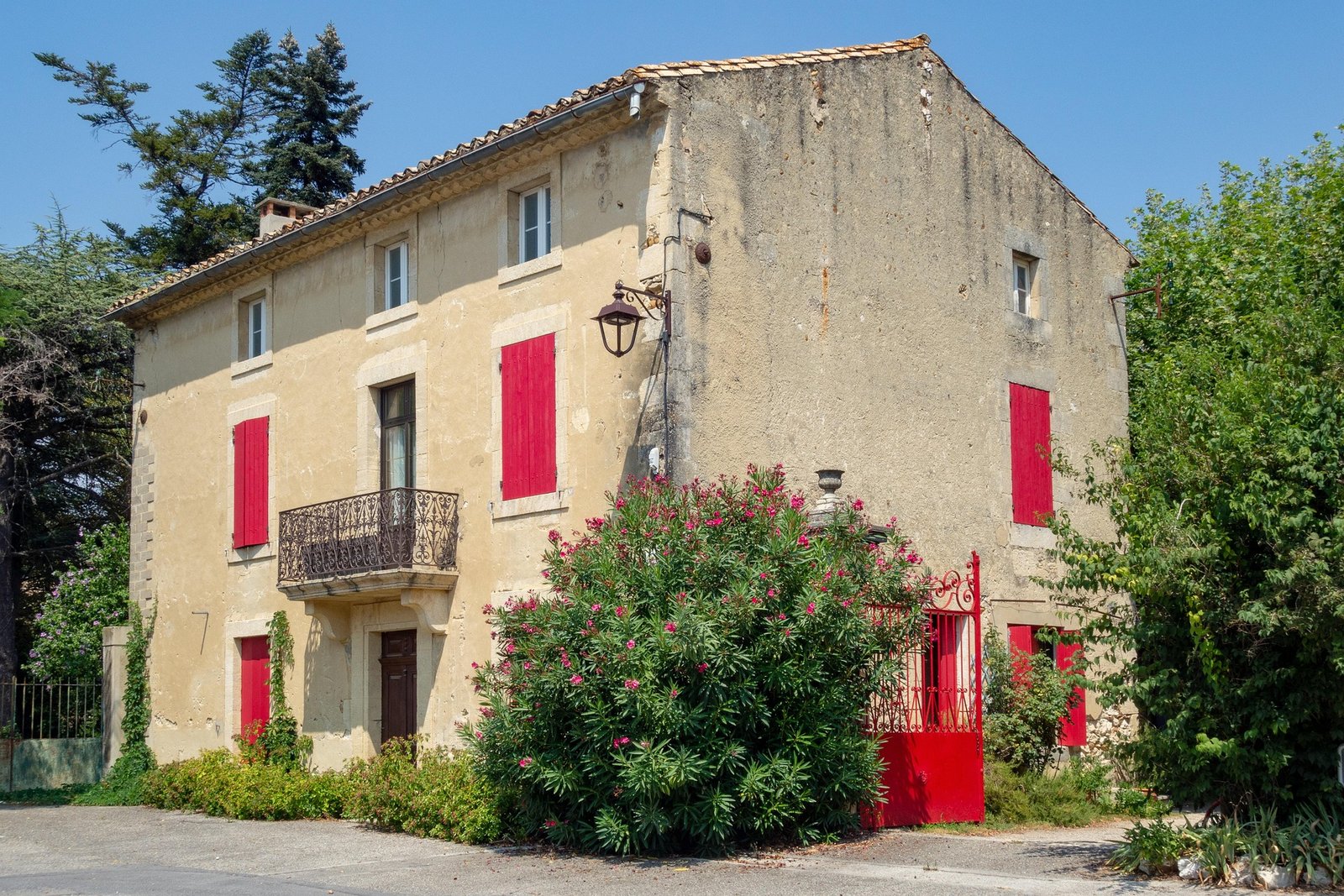Expertise-Avant-Acquisition-Maison-Ancienne-PACA Façade d'une maison ancienne avec des volets rouges, illustrant l'expertise avant acquisition et l'avis technique indépendant de JV Expert Bâtiment en PACA.